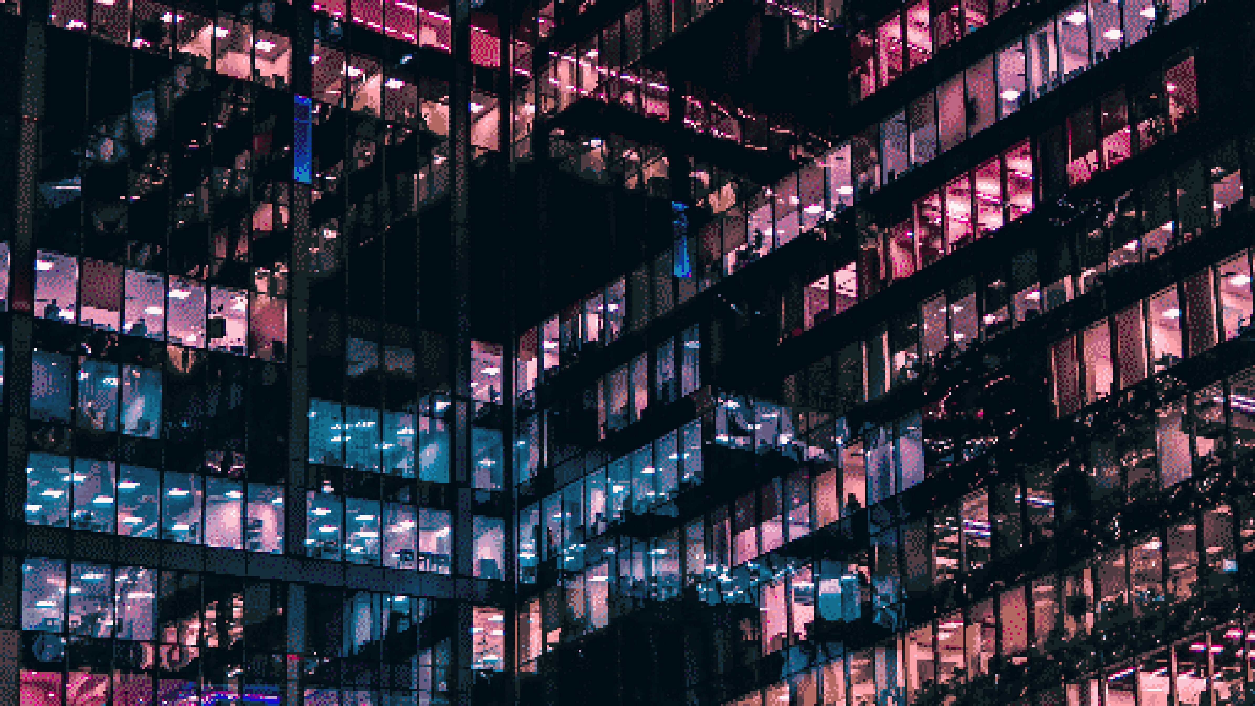 Ventanas iluminadas de un edificio por la noche